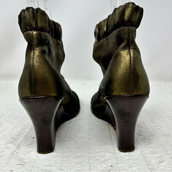 Timberland Gold Wedge Booties- Size 7.5 - Picture 7 of 15